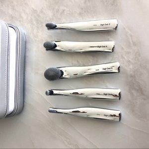 The Digit 5-Brush Set in Luxury Case